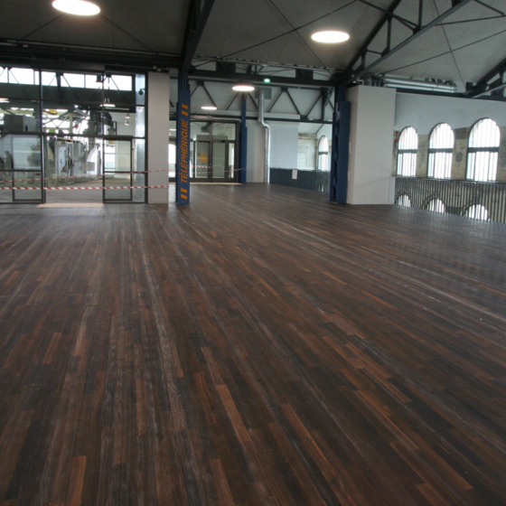 Pose de parquet en chêne massif à l'Atelier des Capucins à Brest