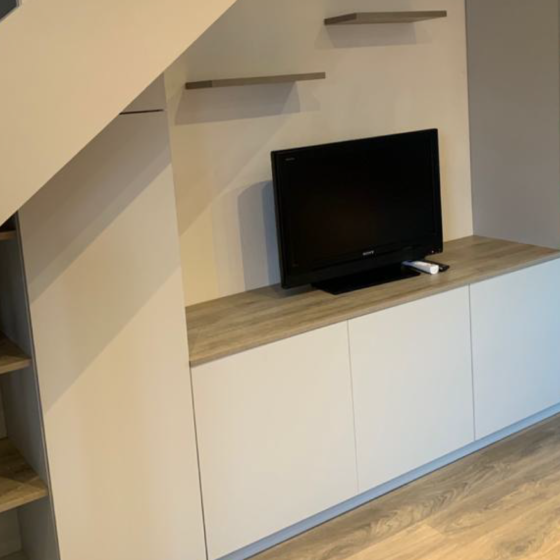 Aménagement intérieur placard et rangement dans un salon à Lorient
