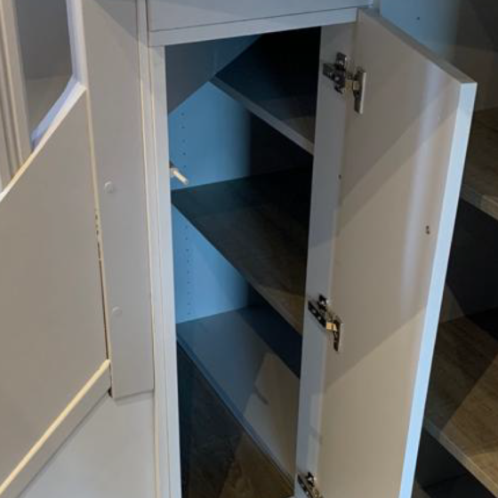 Aménagement intérieur placard et rangement dans un salon à Lorient