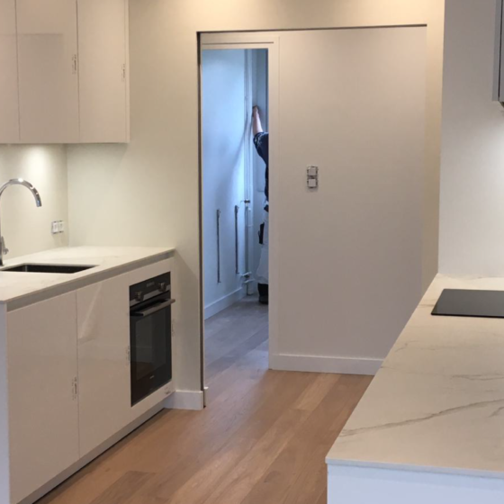 Cuisine blanche avec finition mate plan imitation marbre