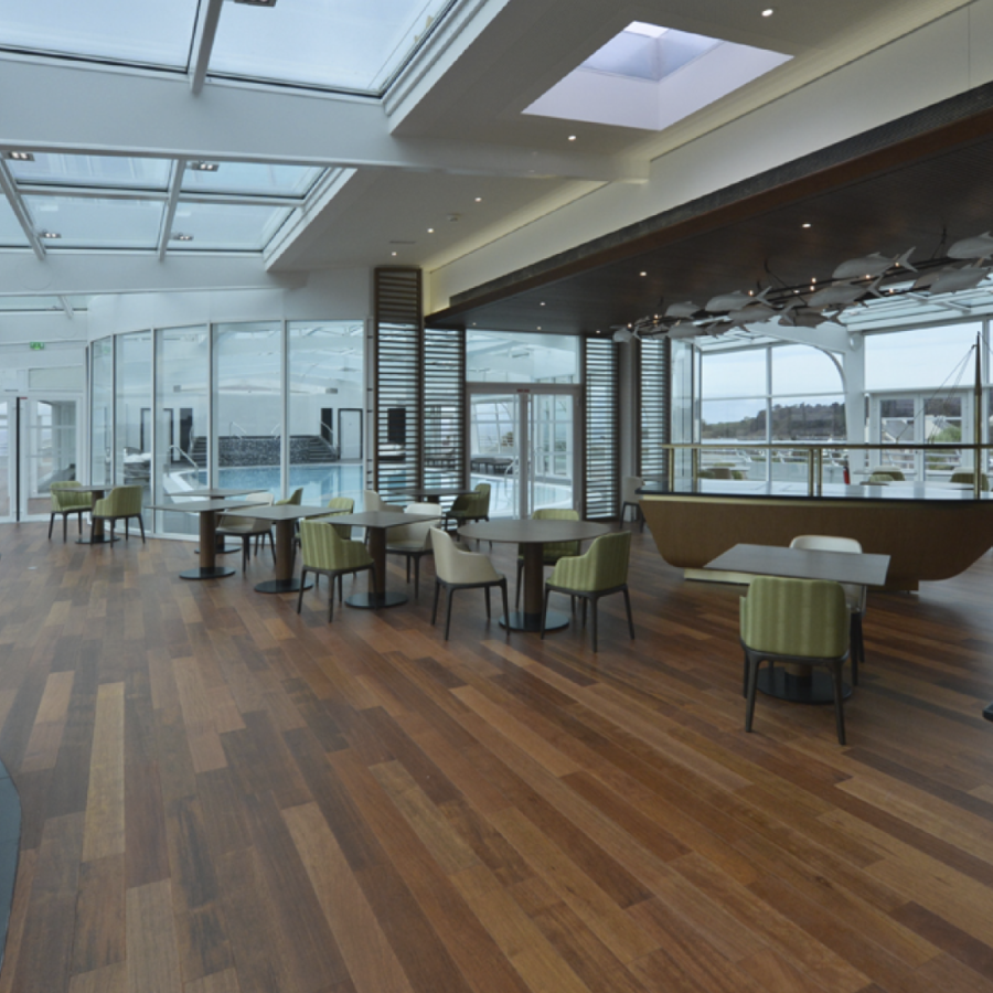 Pose de parquet Merbau contrecollé sur planché technique au Thalasso Miramar Lorient