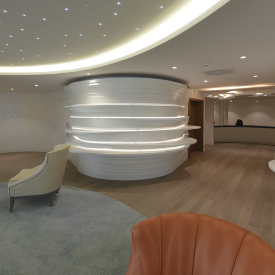 Pose de parquet lames larges en chêne dans l'espace accueil des soins du Thalasso Miramar Lorient