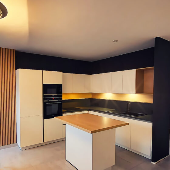 Cuisine design avec hotte intégrée