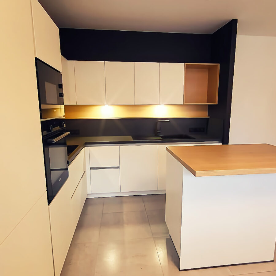 Cuisine design avec hotte intégrée