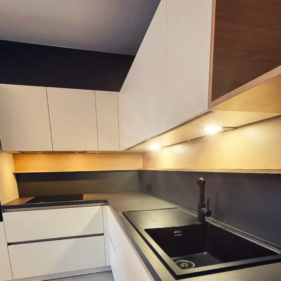 Cuisine design avec hotte intégrée