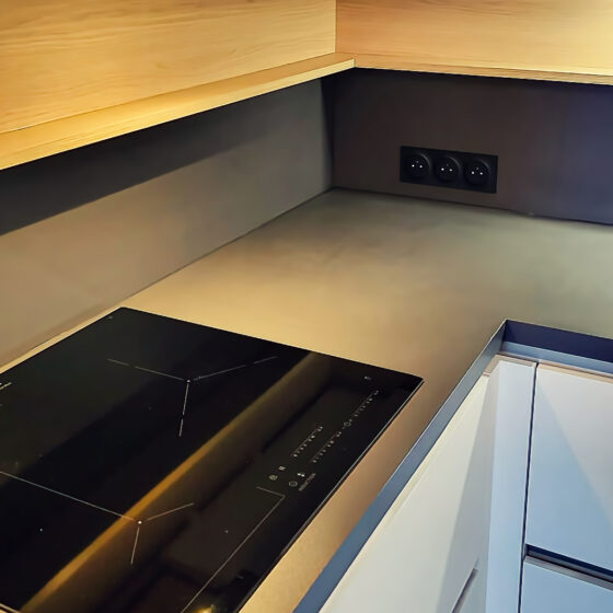 Cuisine design avec hotte intégrée
