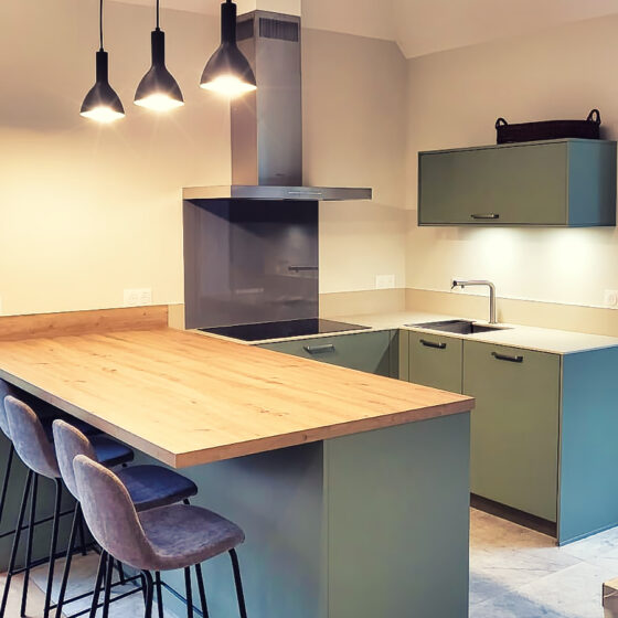 Cuisine moderne finition bois et laque à Ploemeur