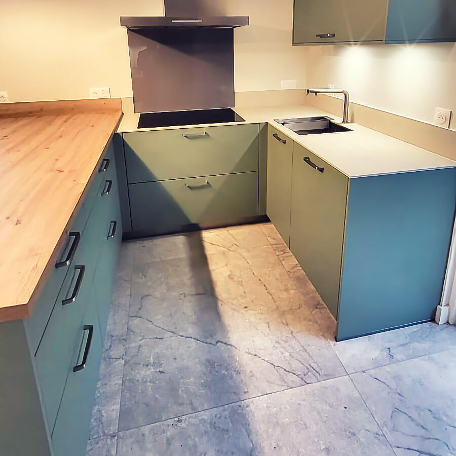 Cuisine moderne finition bois et laque à Ploemeur