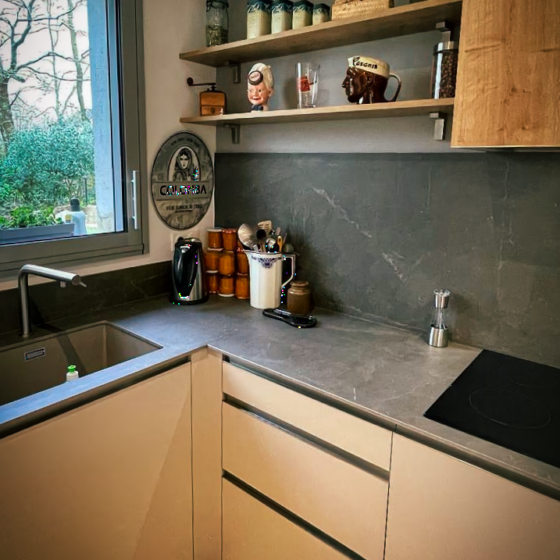 Cuisine moderne crédence et plan de travail en céramique à Lorient