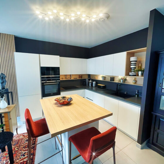 Cuisine moderne avec îlot central à Larmor-Plage