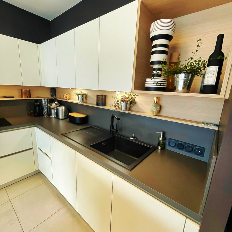 Cuisine moderne avec îlot central à Larmor-Plage