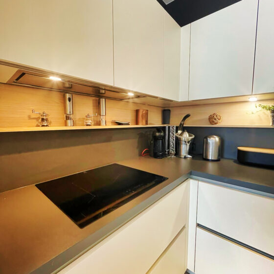 Cuisine moderne avec îlot central à Larmor-Plage