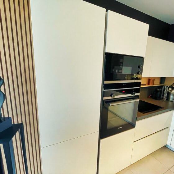 Cuisine moderne avec îlot central à Larmor-Plage