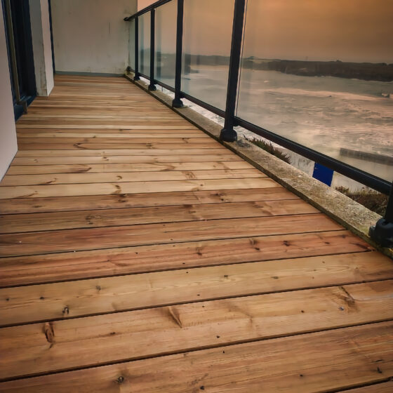 Terrasse bois en bord de mer à Kerroc'h