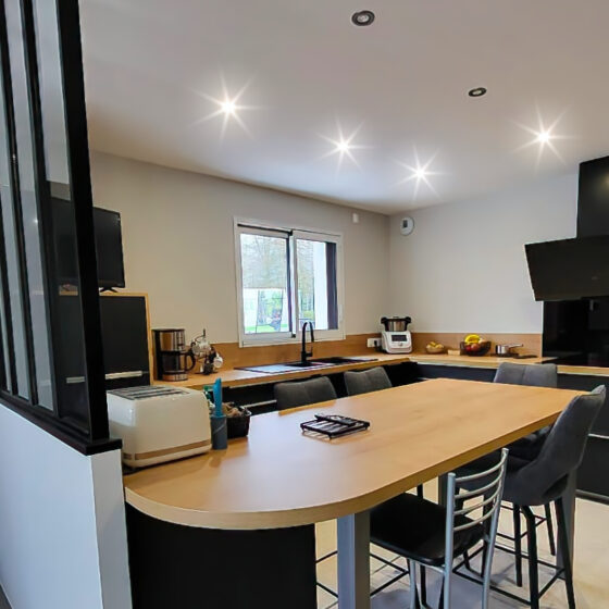 Cuisine ouverte design avec espace repas près de Lorient