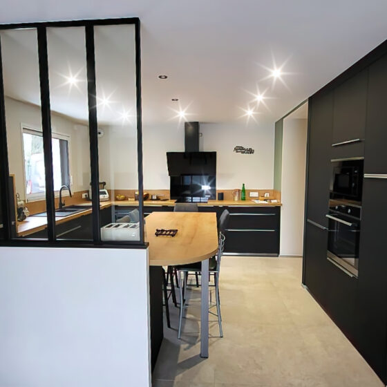 Cuisine ouverte design avec espace repas près de Lorient