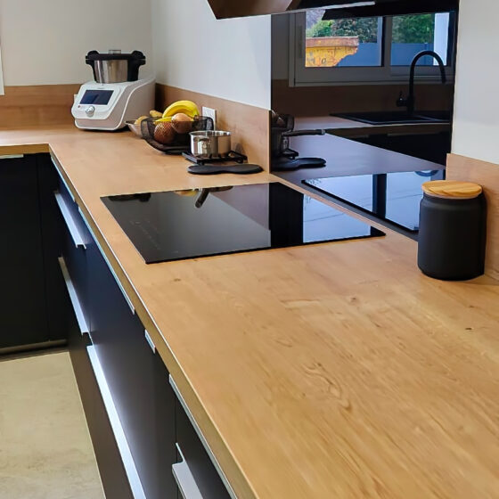 Cuisine ouverte design avec espace repas près de Lorient