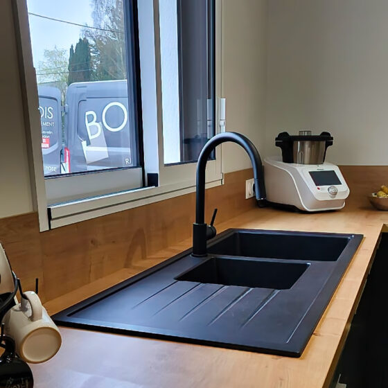 Cuisine ouverte design avec espace repas près de Lorient