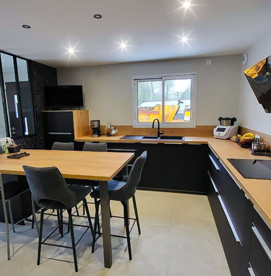Cuisine ouverte design avec espace repas près de Lorient