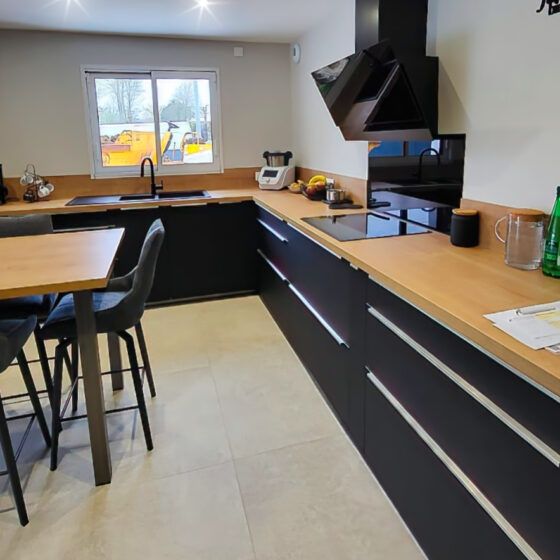 Cuisine ouverte design avec espace repas près de Lorient