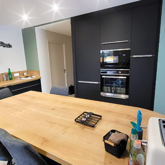 Cuisine ouverte design avec espace repas près de Lorient