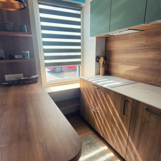 Pose d'une cuisine sur-mesure moderne et design en bois à Lorient