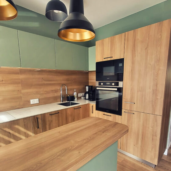 Pose d'une cuisine sur-mesure moderne et design en bois à Lorient. Habillage vert mate.