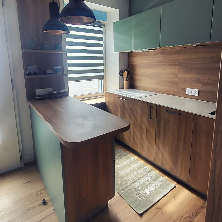 Pose d'une cuisine sur-mesure moderne et design en bois à Lorient. Habillage vert mate.