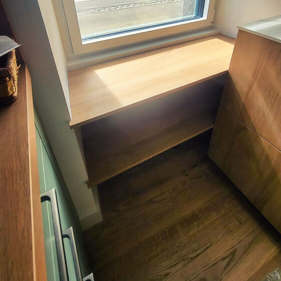 Pose d'une cuisine sur-mesure moderne et design en bois à Lorient