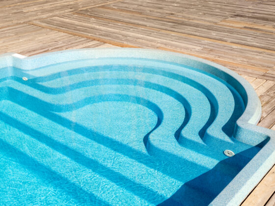 Parquet terrasse durable et résistant pour votre jardin ou bord de piscine près de Lorient