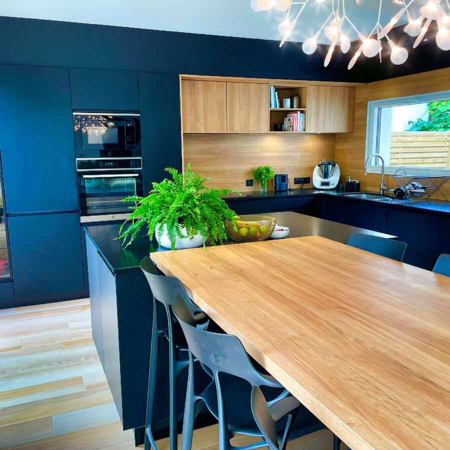 Pose d'une cuisine moderne et élégante à Larmor couleurs bois naturel et noir