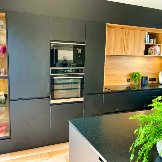 Pose d'une cuisine moderne et élégante à Larmor couleurs bois naturel et noir