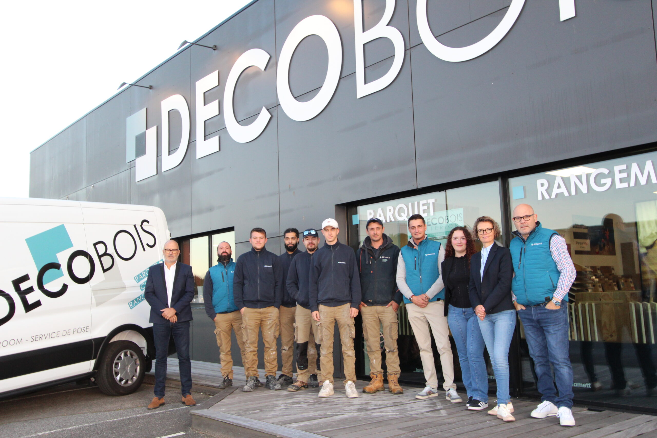 L'équipe de Décobois devant le magasin situé à Caudan près de Lorient