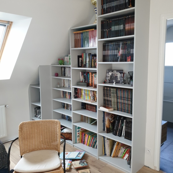 BIBLIOTHEQUE-SURMESURE-MELAMINE-GRIS-SOUSPENTE-COMBLE-DECOBOIS-LORIENT-P1