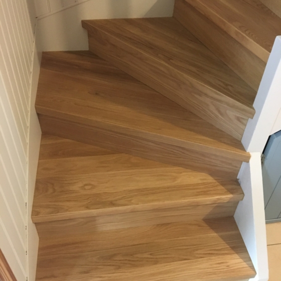 HABILLAGE-ESCALIER-CHENE-MASSIF-CONTRECOLLE-HUILEE-DECOBOIS-LORIENT-P1