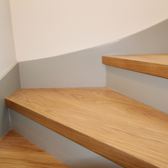 HABILLAGE-ESCALIER-CHENE-MASSIF-CONTRECOLLE-HUILEE-DECOBOIS-LORIENT-P2