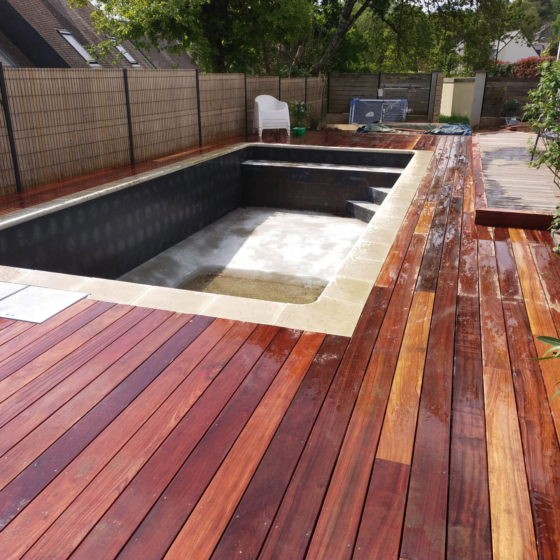 Chantier terrasse de bord de piscine en bois exotique de cumaru à Hennebont