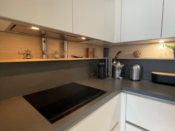 Plan de travail et plaque de cuisson vitrocéramique cuisine contemporaine à Lorient - Décobois Cuisines