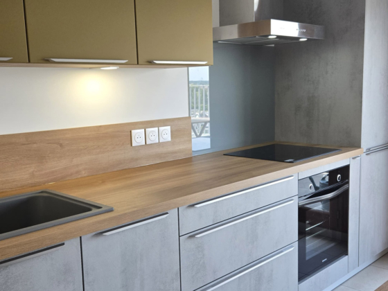 Plan de travail et coin cuisson dans une cuisine contemporaine optimisée pour un appartement à Lorient - Décobois