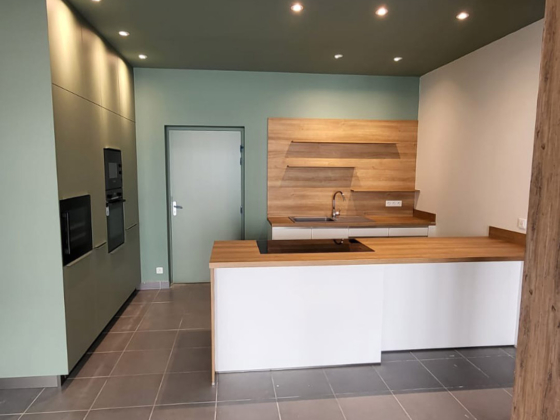 Cuisine contemporaine épurée bois, vert pastel et blanc à Caudan - Décobois Cuisines