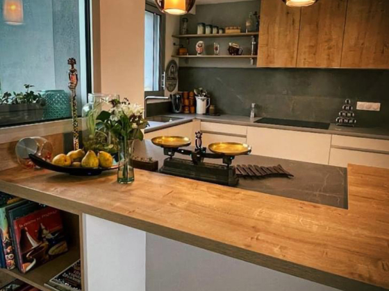 Plan de travail et rangements cuisine contemporaine chaleureuse à Lorient - Décobois Cuisines