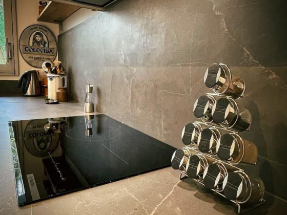 Plan de travail imitation marbre noir et zone de cuisson cuisine contemporaine à Ploemeur - Décobois Cuisines
