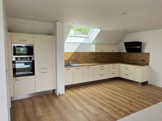 Cuisine contemporaine lumineuse aménagée sous plafond à Lanester - Décobois Cuisines
