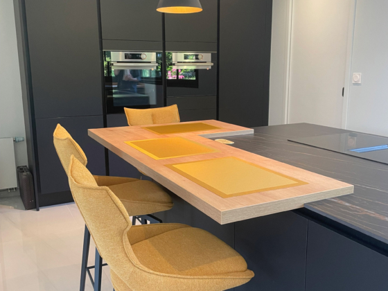 Espace repas et rangements pour cette cuisine contemporaine noire et bois à Caudan - Décobois Cuisines