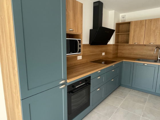Cuisine traditionnelle avec rangements bois bleu pastel et bois clair à Caudan - Décobois Cuisines