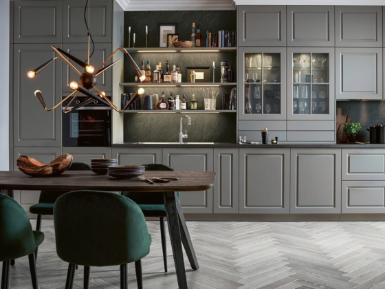 Cuisine traditionnelle avec rangements bois gris et déco design à Lorient - Décobois Cuisines