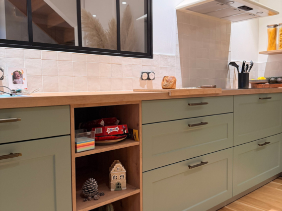 Cuisine traditionnelle avec rangements bois vert pastel et bois clair à Hennebont - Décobois Cuisines