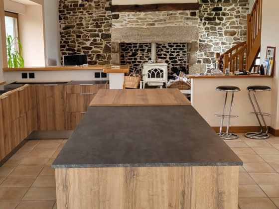 Îlot central et cuisine traditionnelle ouverte dans une maison de charme à Larmor-Plage - Décobois Cuisines