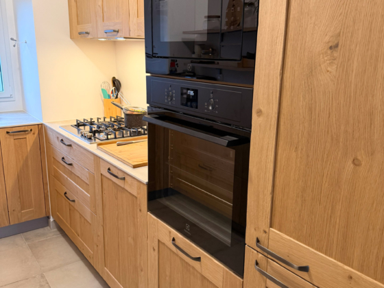 Rangements et placards bois dans une cuisine traditionnelle à Lorient - Décobois Cuisines