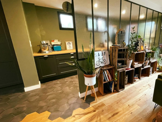 Cuisine traditionnelle ouverte et verrière pour une ambiance naturel et chaleureuse à Caudan - Décobois Cuisines